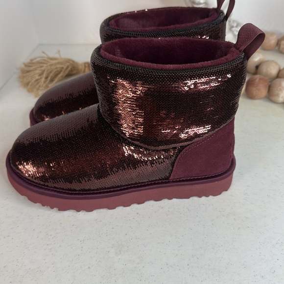 UGG GRAPE CLASSIC MINI MIRROR BALL SEQUIN ANKLE BOOTS, WOMEN US 6 - Picture 5 of 10